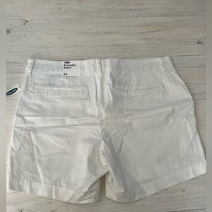 Old Navy White 5 in Shorts